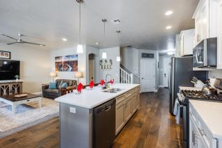 Zion Village Resort 415 Private Hot Tub, Ping Pong Table, and Community Pool access - 1