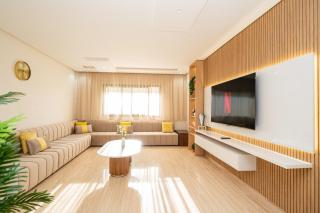 Zeer mooi afgewerkt appartement nabij het stadion met 3 moderne slaapkamers, privé parking en 3 zwembaden - 0