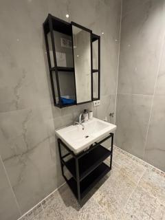 Cozy Central Apartment - 7