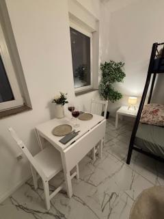 Cozy Central Apartment - 6