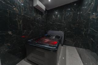 Secret Room avec Jacuzzi Privatif Sexy - 8