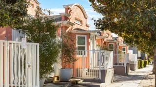 Remodeled 2BDR in Heart of Hollywood w Courtyard Art Deco by AvantStay - 5