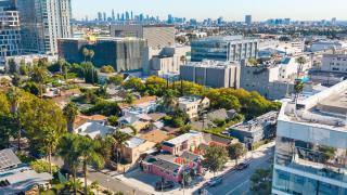 Remodeled 2BDR in Heart of Hollywood w Courtyard Art Deco by AvantStay - 2