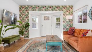 A Hollywood Location Chic Renovated 1BDR Patio Urban Jungle by AvantStay - 5