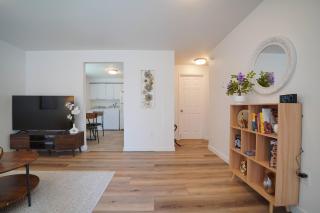 Cozy 2B1B 1 King 1 Queen• Remodeled• Wifi• Parking - 9