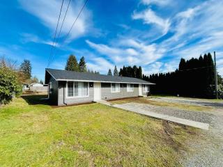 Cozy 2B1B 1 King 1 Queen• Remodeled• Wifi• Parking - 3