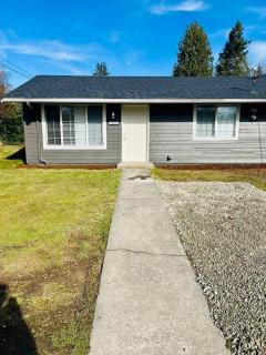 Cozy 2B1B 1 King 1 Queen• Remodeled• Wifi• Parking - 2