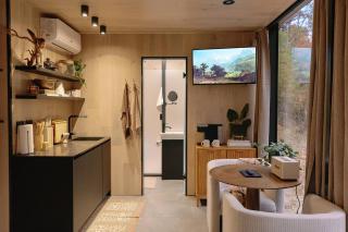 Heartleaf | Modern Lux Mirror Home | HotTub - 9