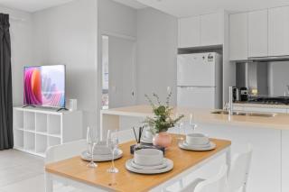 2BR Modern Apartment with Balcony Great Location - 6