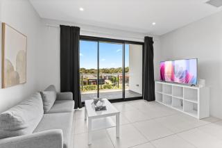 2BR Modern Apartment with Balcony Great Location - 4