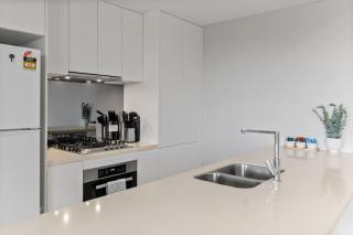 2BR Modern Apartment with Balcony Great Location - 3