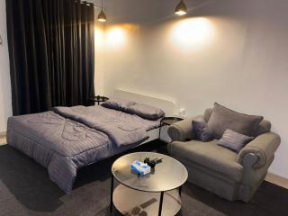 استوديو بتصميم هادئ ومريح في قلب الخبر - 0