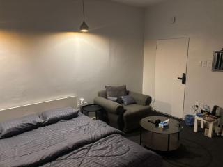 استوديو بتصميم هادئ ومريح في قلب الخبر - 4