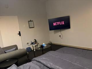 استوديو بتصميم هادئ ومريح في قلب الخبر - 2