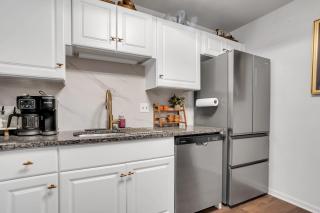 Modern Apartment, steps from Forsyth - 7