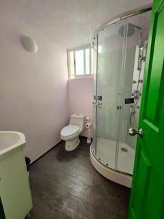 Suite Verde amplia para 4 huéspedes Espacios cómodos, diseño relajante y ubicación céntrica - 4