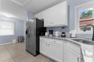 Willow Haven 2BR Cozy Retreat, Close to Hartford - 6