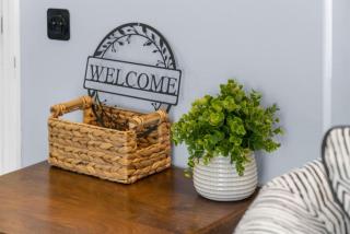 Willow Haven 2BR Cozy Retreat, Close to Hartford - 3