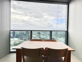 Luxury 3-Bedroom Stay with City and River View - 4