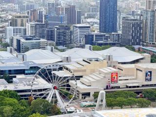 Luxury 3-Bedroom Stay with City and River View - 2