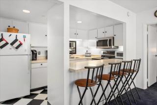 2 Bedroom with ocean view & outdoor pool! - 2