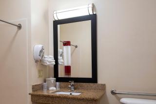 Red Roof Inn & Suites Dover Downtown - 9