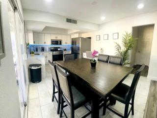 Renovated 4BR home with private pool, BBQ, ping pong & Free Parking , 20 min from strip - 2