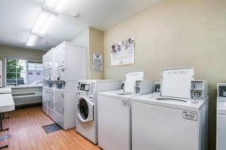 HomeTowne Studios & Suites by Red Roof Bentonville - 8