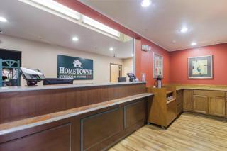 HomeTowne Studios & Suites by Red Roof Bentonville - 9