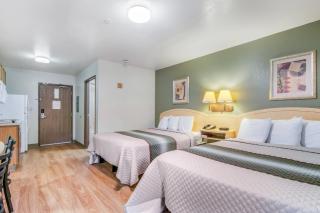 HomeTowne Studios & Suites by Red Roof Bentonville - 7