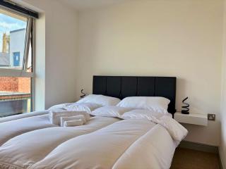 City Centre 2 bed Flat with Disable Access 2 bath Flat - balcony and View - 1