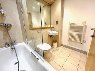 City Centre 2 bed Flat with Disable Access 2 bath Flat - balcony and View - 3