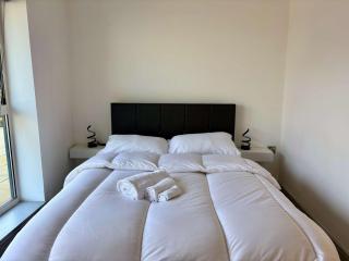 City Centre 2 bed Flat with Disable Access 2 bath Flat - balcony and View - 2