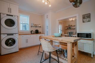 Downtown Heritage Home - 3 Bed with Backyard - 2