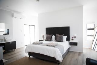 MontMartre Chalets & Venue - 5