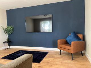 Renovated 2 Bed Flat Parking - 0