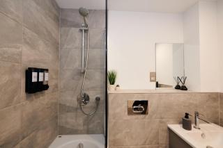 York Centre Apt - Free Parking & Gym - 6