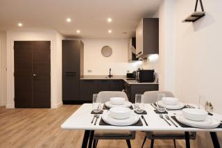 York Centre Apt - Free Parking & Gym - 3