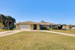 Waterfront Home on Canal with Private Dock and Kayaks - 9