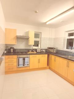 Spacious Modern 3 Bed Flat Private Parking for 7 - 0