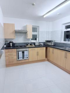 Spacious Modern 3 Bed Flat Private Parking for 7 - 2