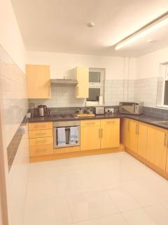 Spacious Modern 3 Bed Flat Private Parking for 7 - Southampton - 1