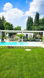 Luxurious large home with Pool, Garden, Koi Pond only 12 min to Octoberfest - 0