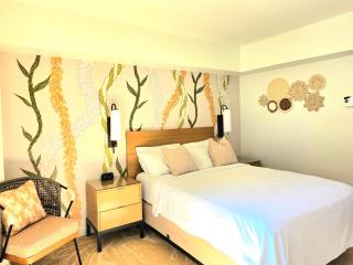 Ocean View Room at Ala Moana Hotel- Fees include - 7