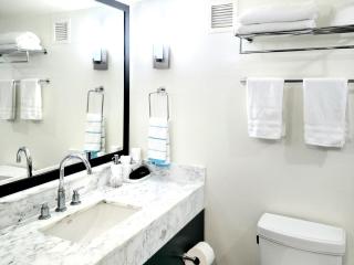 Ocean View Room at Ala Moana Hotel- Fees include - Honolulu - 3