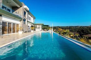 Villa real con piscina panorámica para más de 14 huéspedes - 0