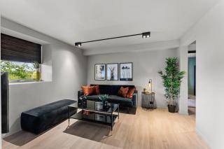 Newly Renovated 5-Bedroom Apartment with parking - 0