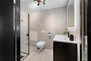 Newly Renovated 5-Bedroom Apartment with parking - 9