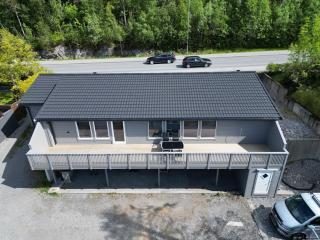Newly Renovated 5-Bedroom Apartment with parking - Ålesund - 3