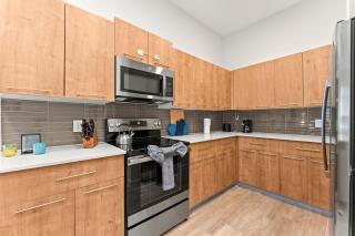 Riviere Apartments King Bed Suite & Pool & Gym & Pet Friendly & Near Epic Universe - 5